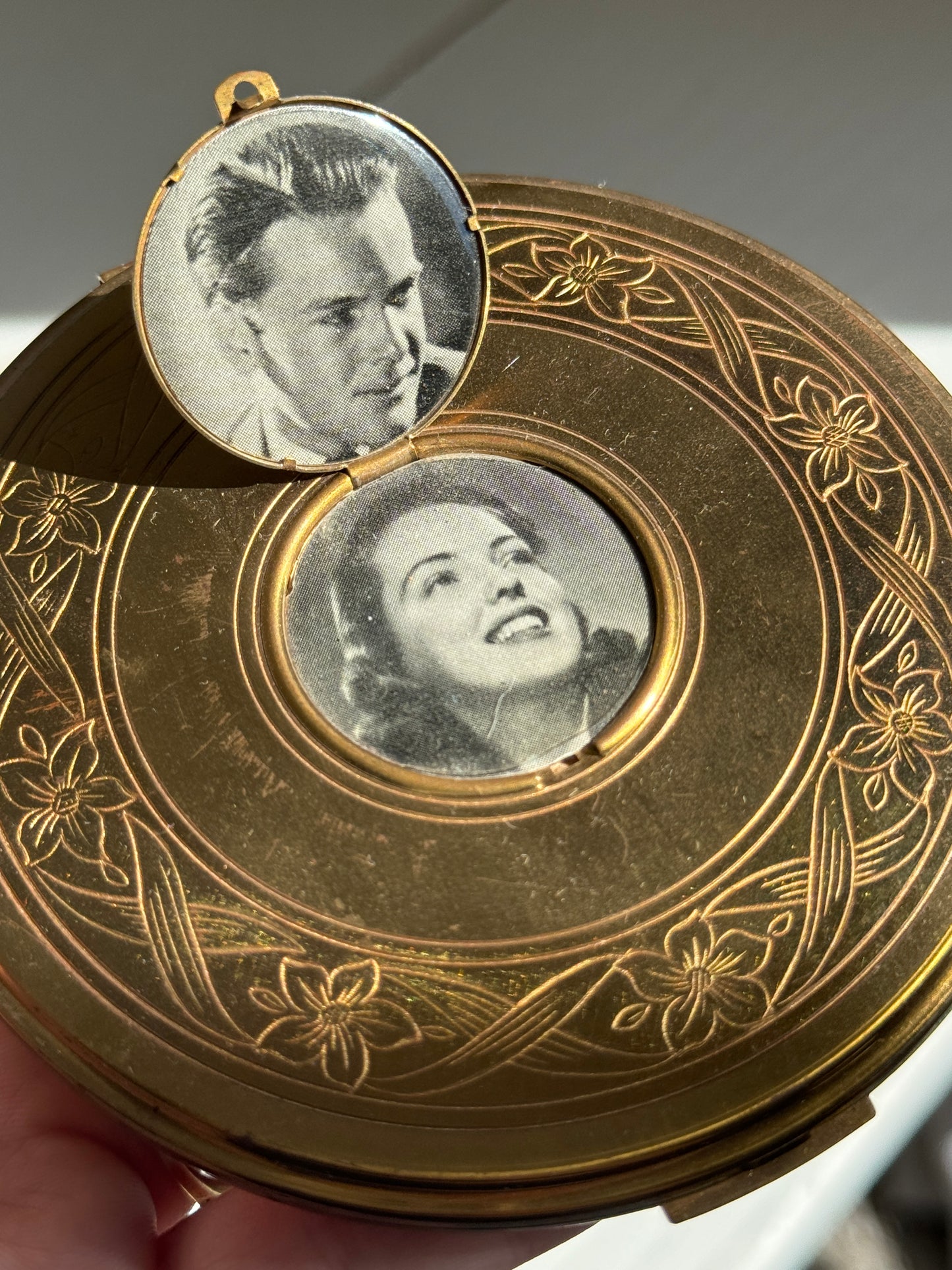 Vintage Peek-a-Boo Lover's Compact, Circa 1950's